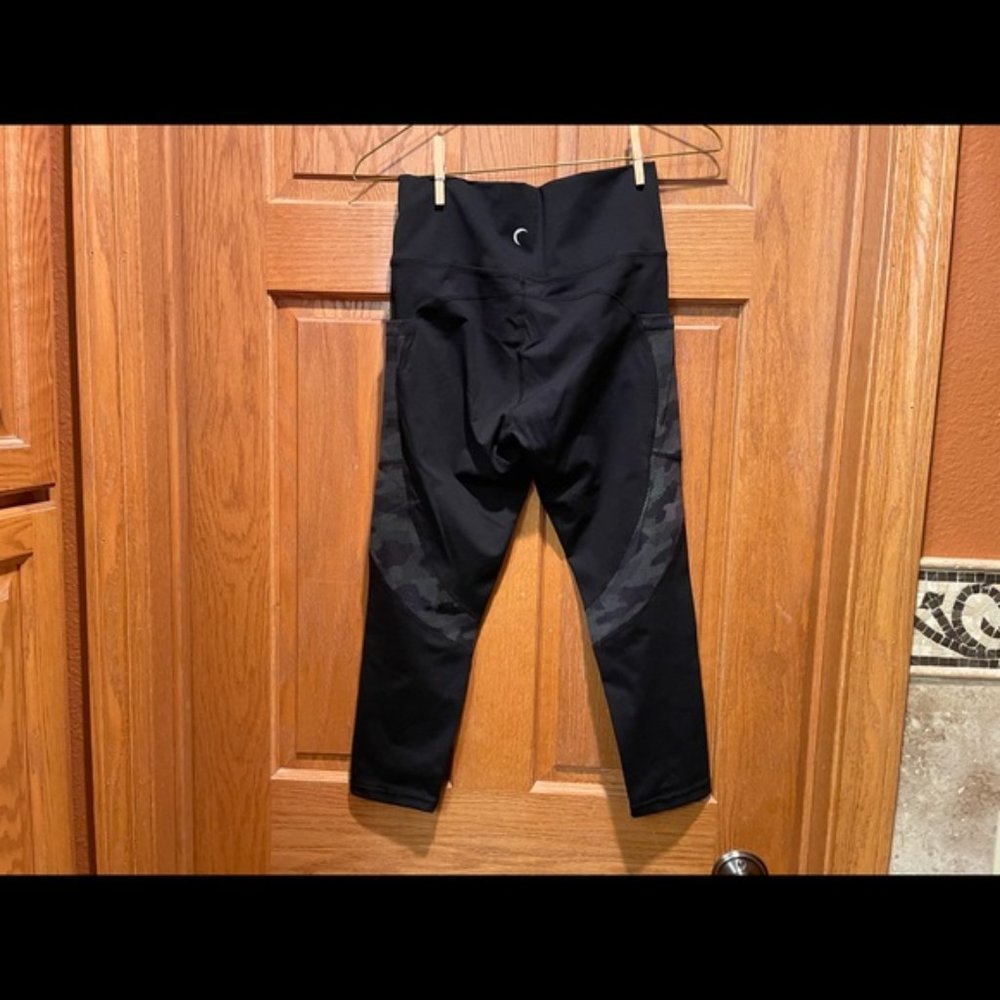 Zyia Active Black Camo Reflective Pocket Brilliant Hi-Rise Capri I 6-8 - Picture 3 of 4